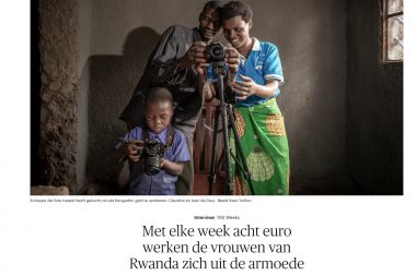 Afbeelding Trouw: acht euro per week is alles wat je nodig hebt om iemand uit armoede te redden